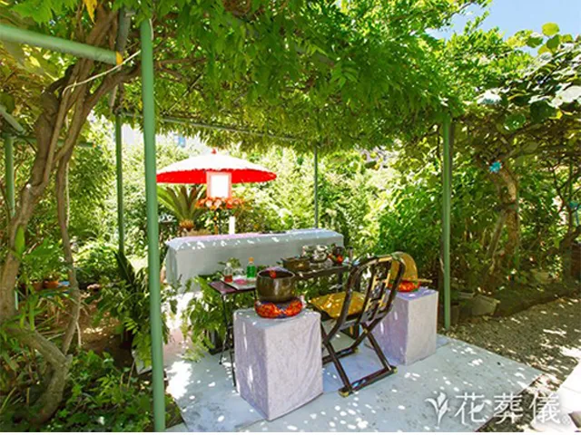 愛した自宅の庭でピアノの音色に包まれたガーデン葬