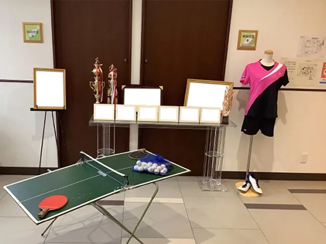 メモリアルコーナーには卓球台を置き、トロフィーやメダル、ユニフォームを展示