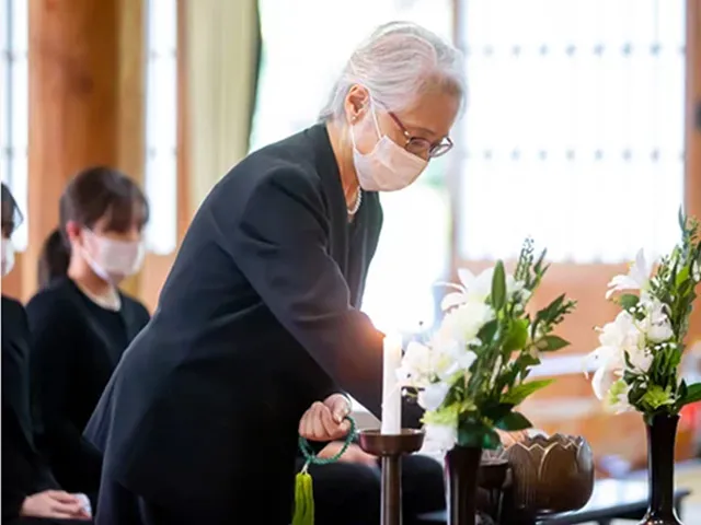 高齢者の葬儀参列は、事前の相談で調整できる──花葬儀スタッフからのアドバイス