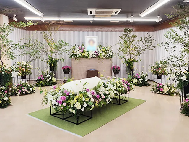 車いすの方の目線に合わせて、棺の高さを調整