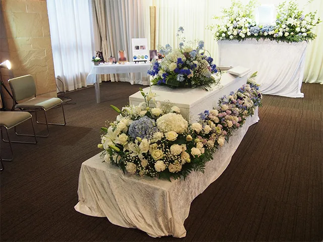 祭壇そのものを低くデザイン