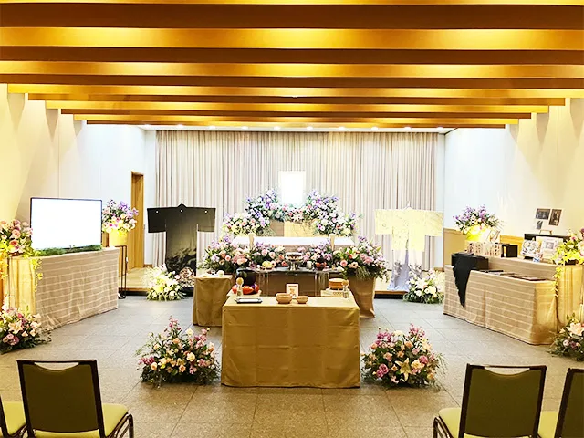 家族の思い出がたくさん詰まった藤の花を再現した祭壇