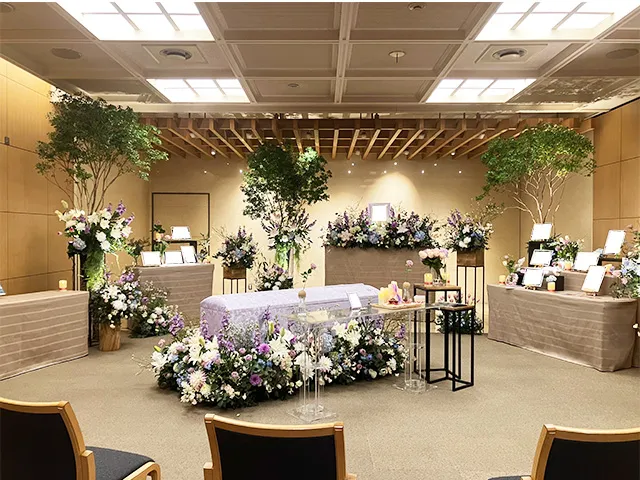 お母さまとの思い出をたどる散歩道をイメージした花祭壇