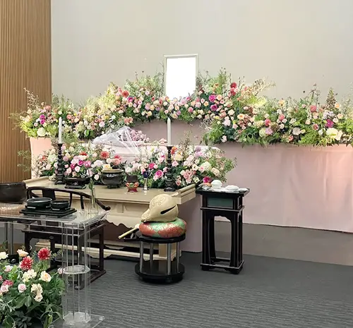 明るいピンクの花で感謝を込めたお見送り