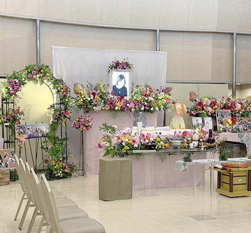 家族から「ありがとう」の思いを込めた青い薔薇を添えて