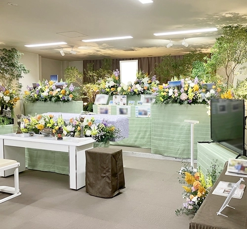 色とりどりの花に囲まれた明るく和やかな「お別れの会」