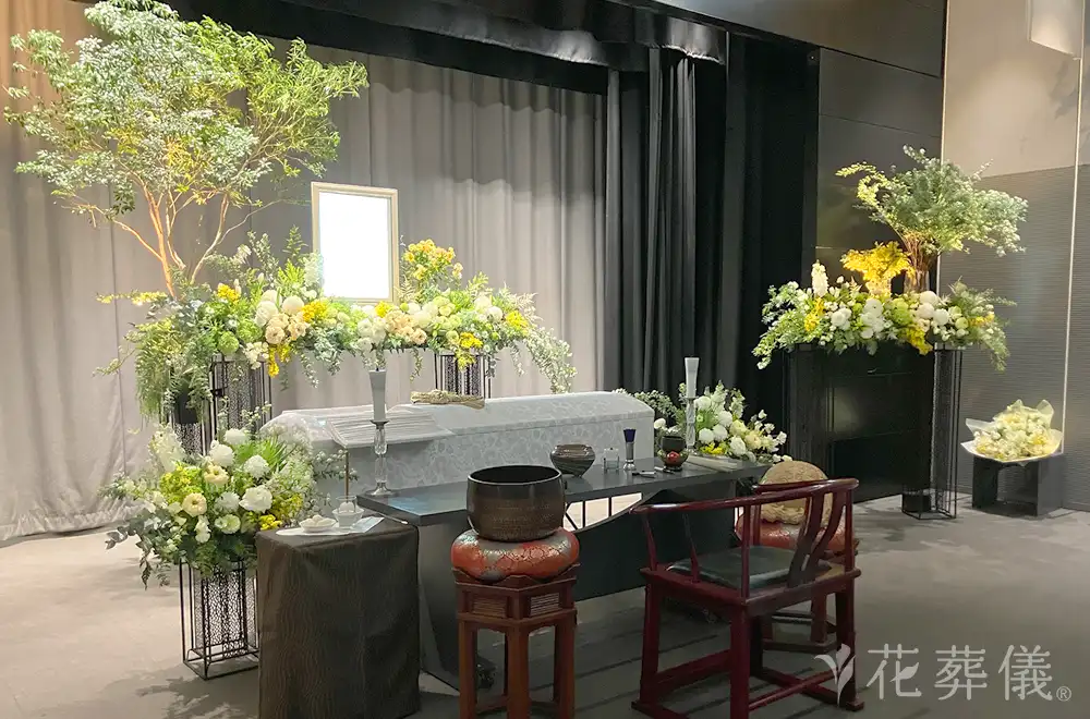 緑に囲まれて愛と感謝の花祭壇