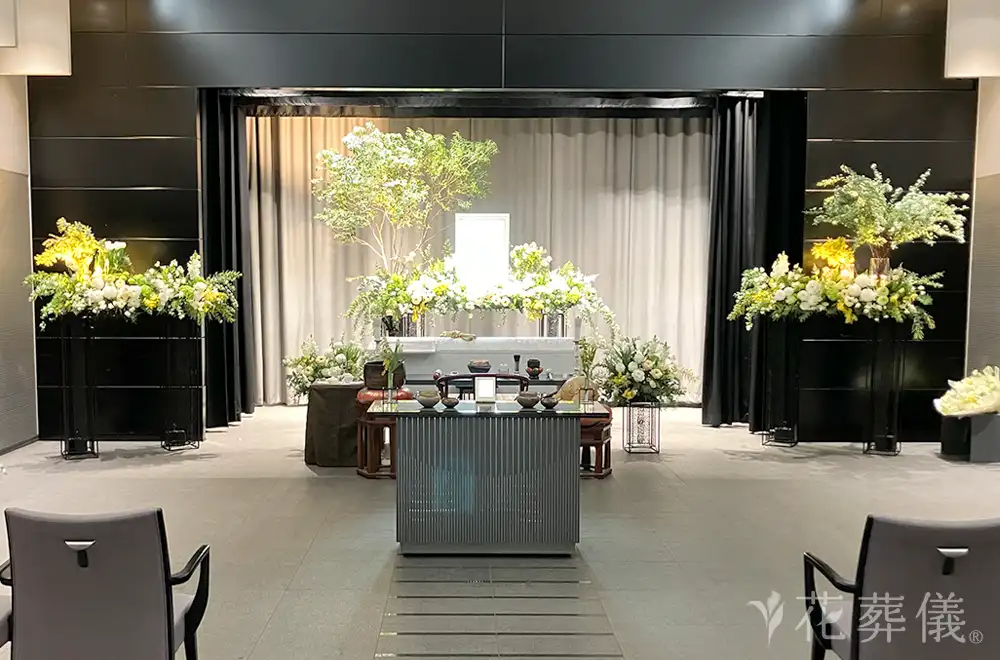 緑に囲まれて愛と感謝の花祭壇