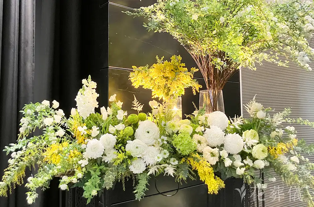 緑に囲まれて愛と感謝の花祭壇