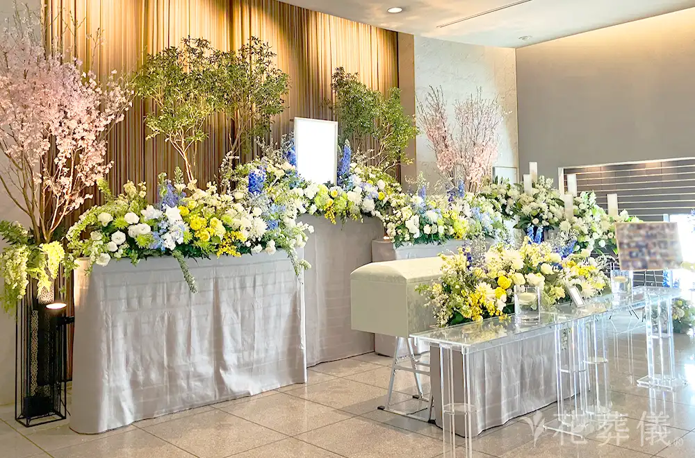 私たちの輪の中にはあなたがの花祭壇