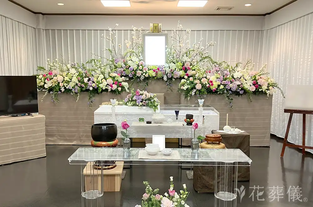 春のような優しい温かさをの花祭壇