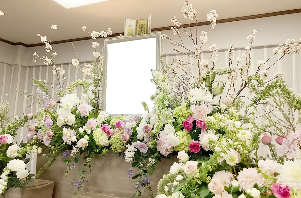 春のような優しい温かさをの花祭壇