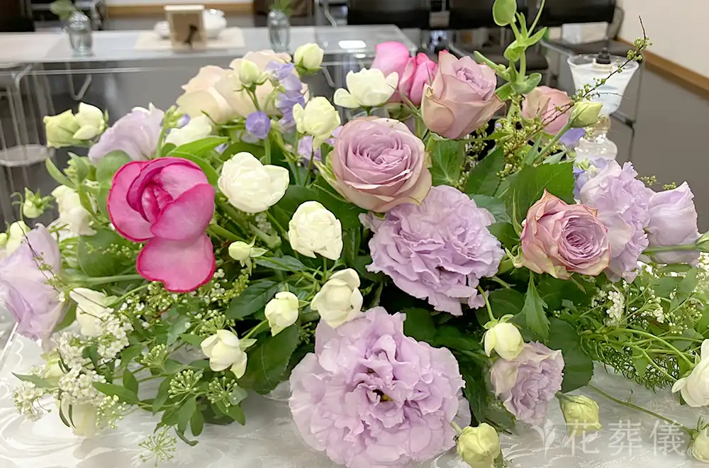 春のような優しい温かさをの花祭壇