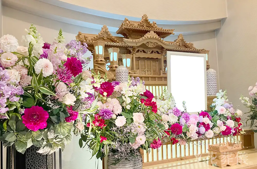 気品あふれる情熱の花祭壇