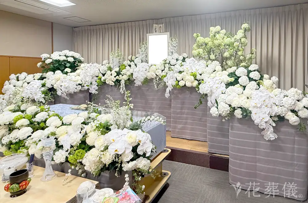 凛と輝いての花祭壇