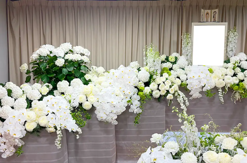 凛と輝いての花祭壇