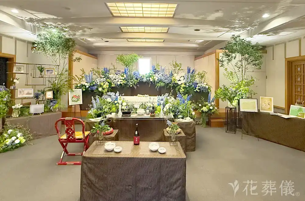 版画の展覧会〜季節のお花に囲まれて〜の花祭壇