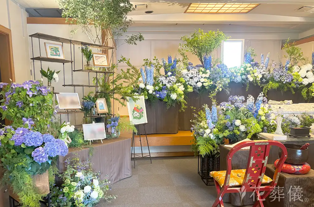 版画の展覧会〜季節のお花に囲まれて〜の花祭壇