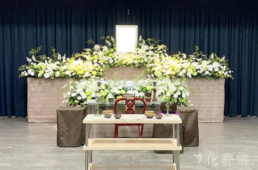新緑の風そよぐ　　　の花祭壇