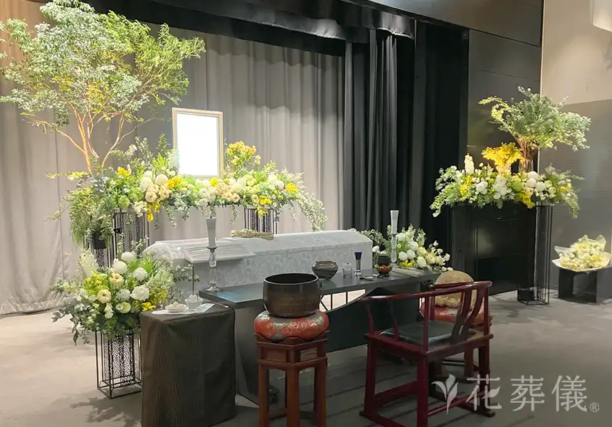 花祭壇の写真　アクティブなイメージを緑と黄色のミモザのお花を中心にお飾りした祭壇