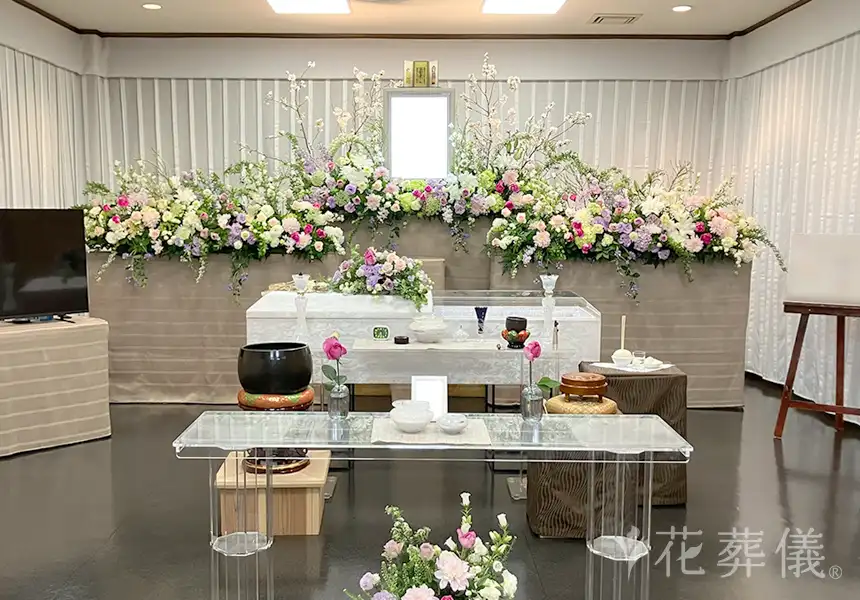花祭壇ギャラリー　凛とした一本筋の通った雰囲気を紫で、優しいお人柄を淡いピンクや桜でイメージした花祭壇