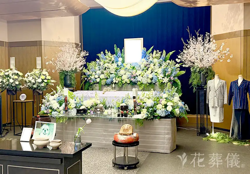 花祭壇のデザイン　海でお花見をテーマにブルーを海のお花でイメージし、両脇に桜をお飾りした世界でたったひとつの花祭壇