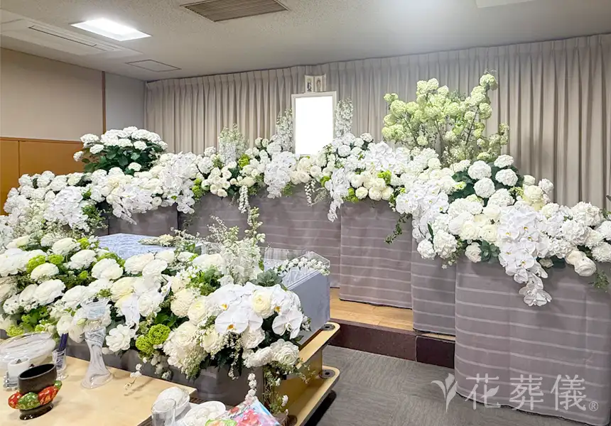 花祭壇のデザイン　凛然とカッコいいお姿をイメージした胡蝶蘭など、白の花々で祭壇をお飾りしました