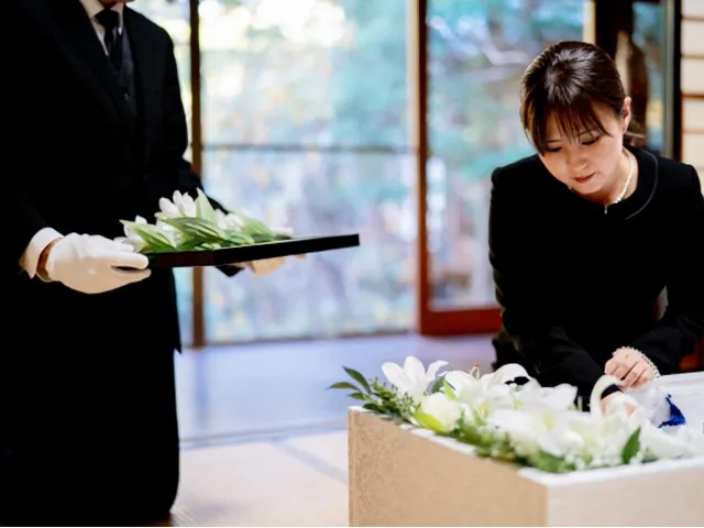 故人様に触れられる、最期のひととき――お花入れの時間