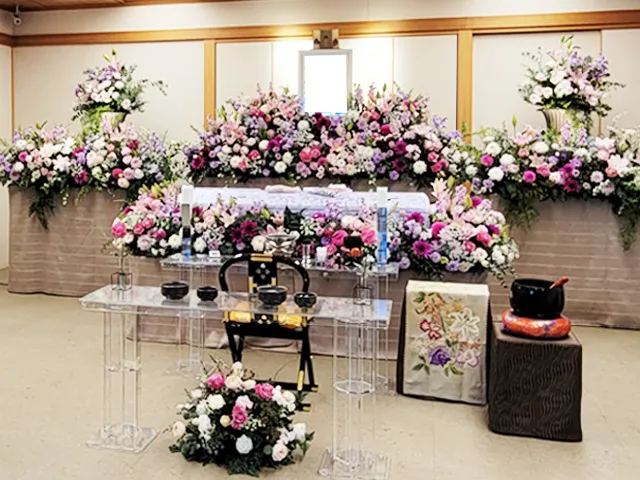 母の願いをすべてかなえる、花いっぱいの華やかな一日葬