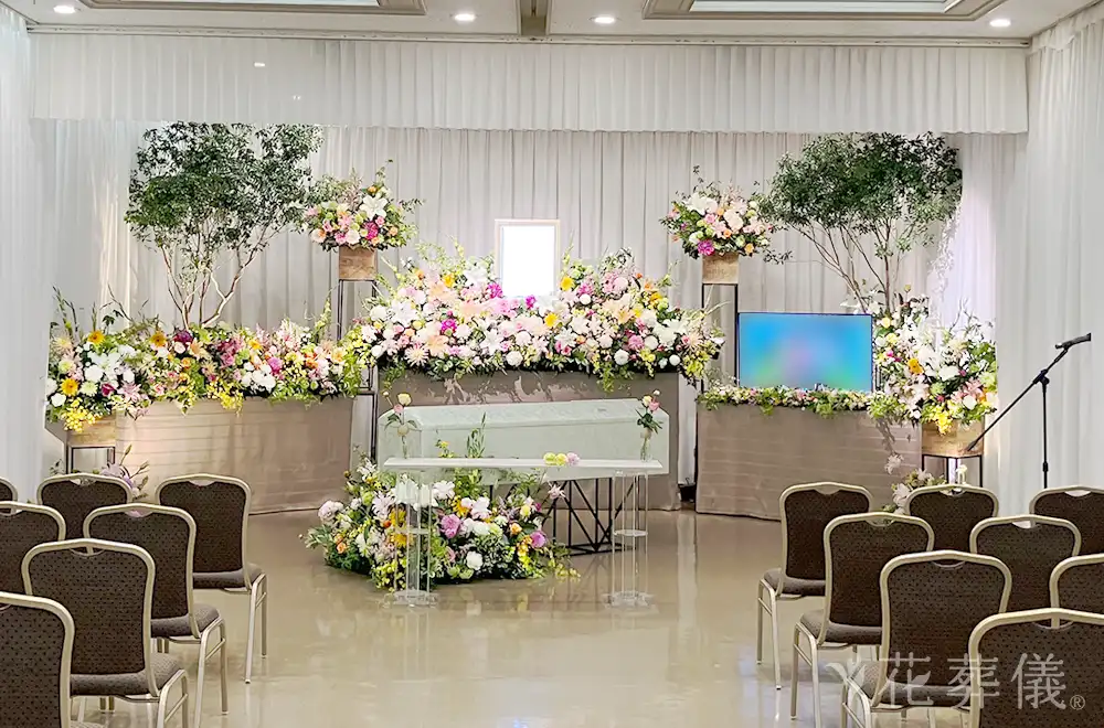 明るくみんなでわいわいの花祭壇
