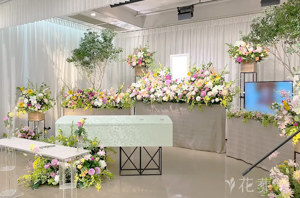 明るくみんなでわいわいの花祭壇