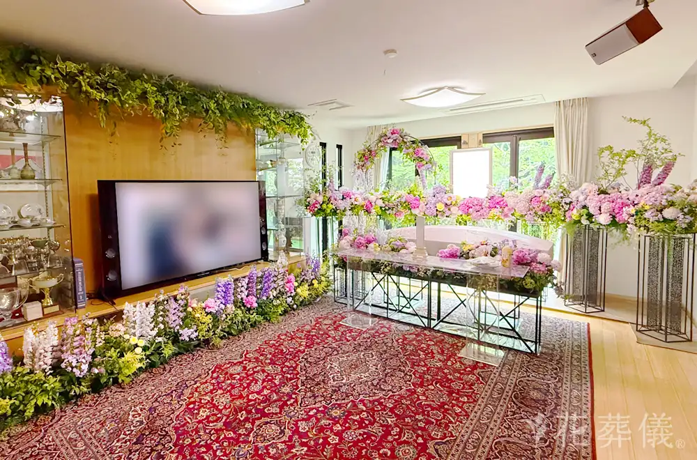沢山の花に囲まれて明るくお別れの花祭壇