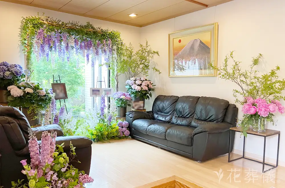 沢山の花に囲まれて明るくお別れの花祭壇