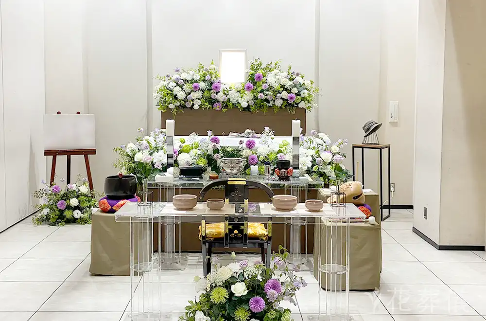 彼女の好きな紫色でやさしくの花祭壇