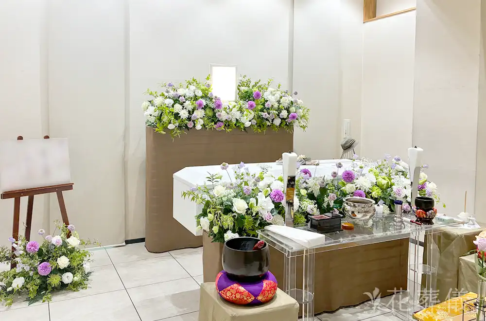 彼女の好きな紫色でやさしくの花祭壇