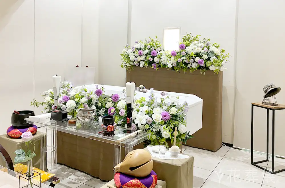 彼女の好きな紫色でやさしくの花祭壇
