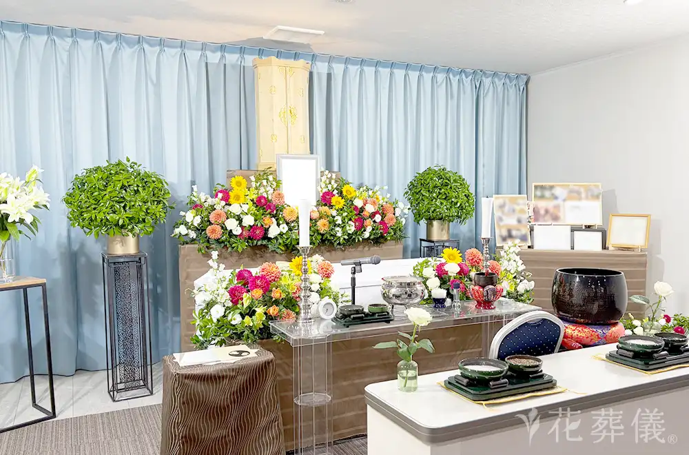 樒と共に華やかにの花祭壇