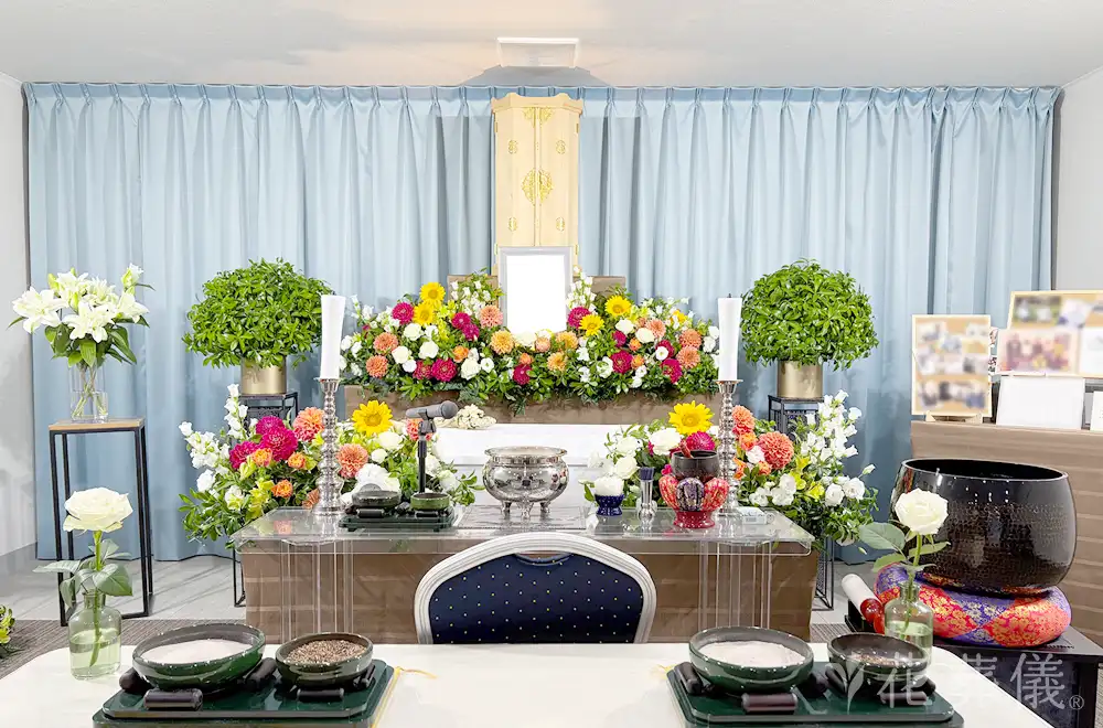 樒と共に華やかにの花祭壇