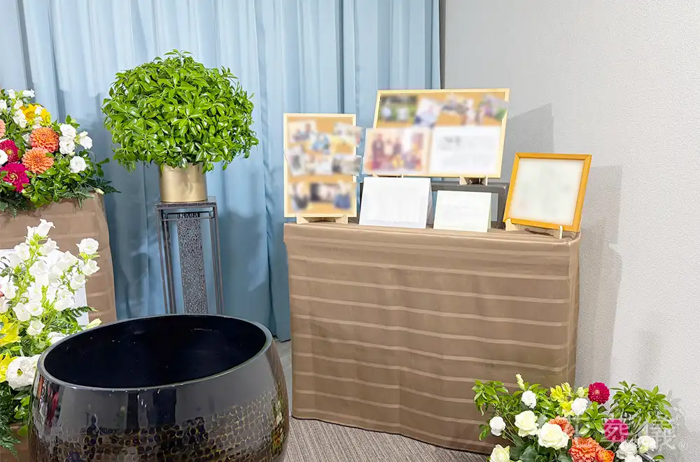 樒と共に華やかにの花祭壇