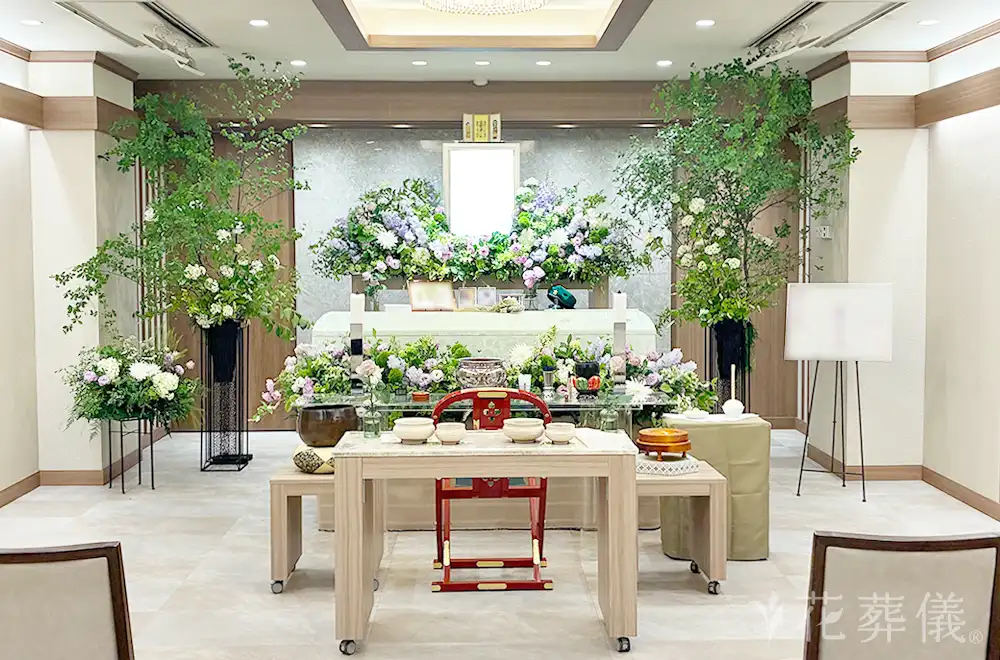 軽井沢の緑の中での花祭壇