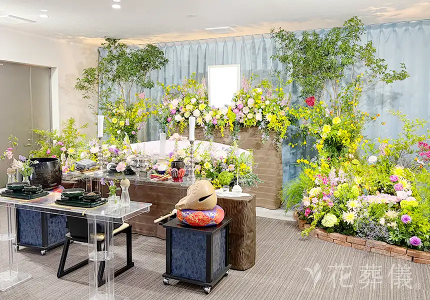 花祭壇のデザイン　大好きなお花に包まれて、よくお庭いじりをしていた明るい雰囲気のお庭の空間をイメージして