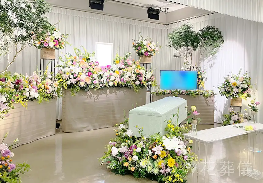 花祭壇の写真　明るい性格をカラフルな色合いで、華やかにして表現。人と集まり騒ぐことがお好きでしたので賑やかな空間をイメージして