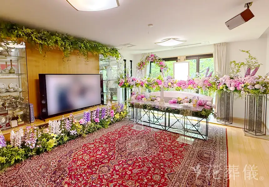 花祭壇の写真　ご自宅でお庭の見えるお部屋で、喪主様のご希望で色々な花を沢山使って明るい空間をイメージして