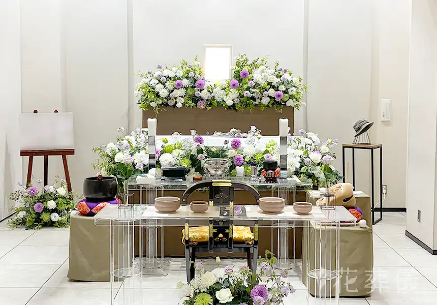 花祭壇の写真　奥様のお好きだった紫の花々に囲まれ、奥様と過ごすかけがえのない優しい時間を奥様と一緒にお過ごしになれるような空間をイメージした世界でたったひとつの花祭壇