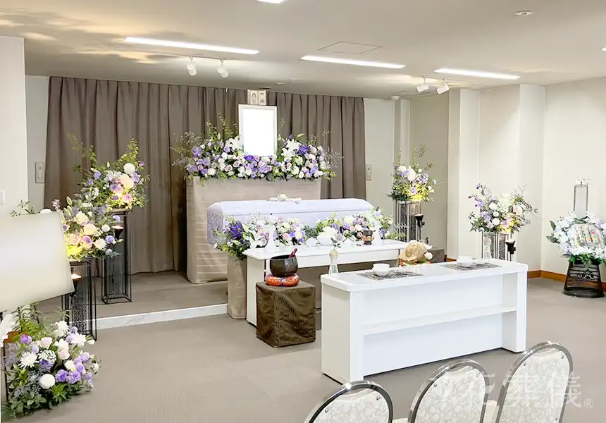 花葬儀の花祭壇　豪華でありながらも派手すぎず、薄紫の花々で優しく、品格を持った雰囲気でお見送りした世界でたったひとつの花祭壇