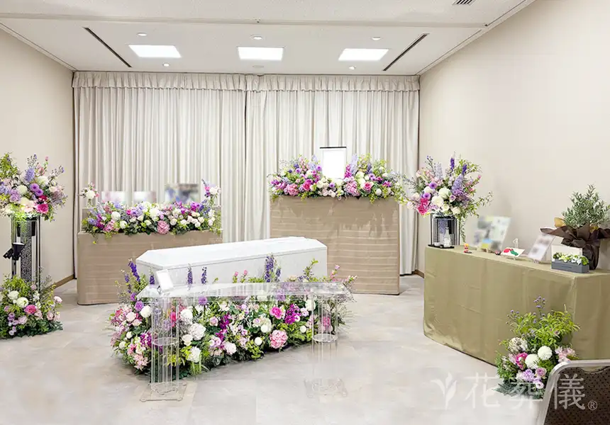 花葬儀の花祭壇　ピンクや淡い紫、カーネションを入れ、お母様に感謝を伝える空間をイメージして