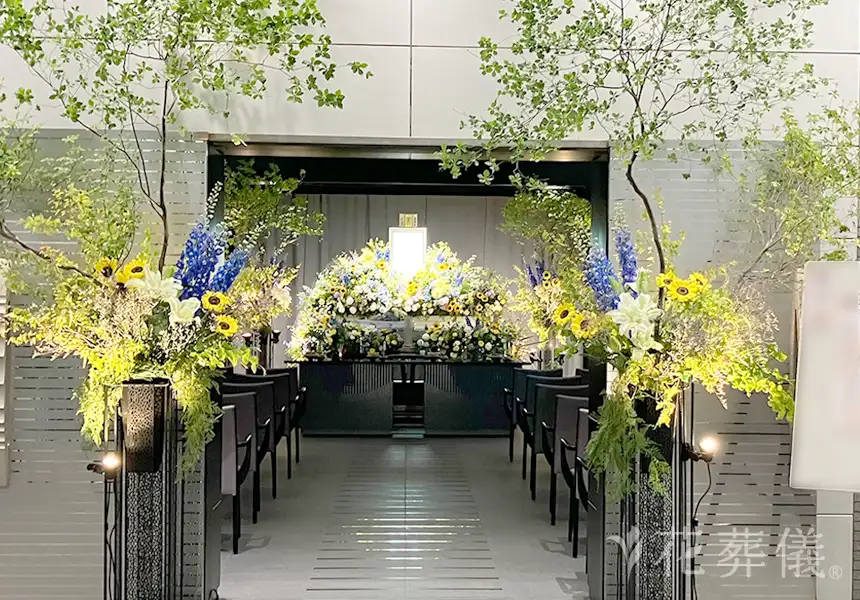 花祭壇のデザイン　夏の代表ひまわり入れ、海や空をブルーの花で表現し、夏の自然の中にいるような空間をイメージして