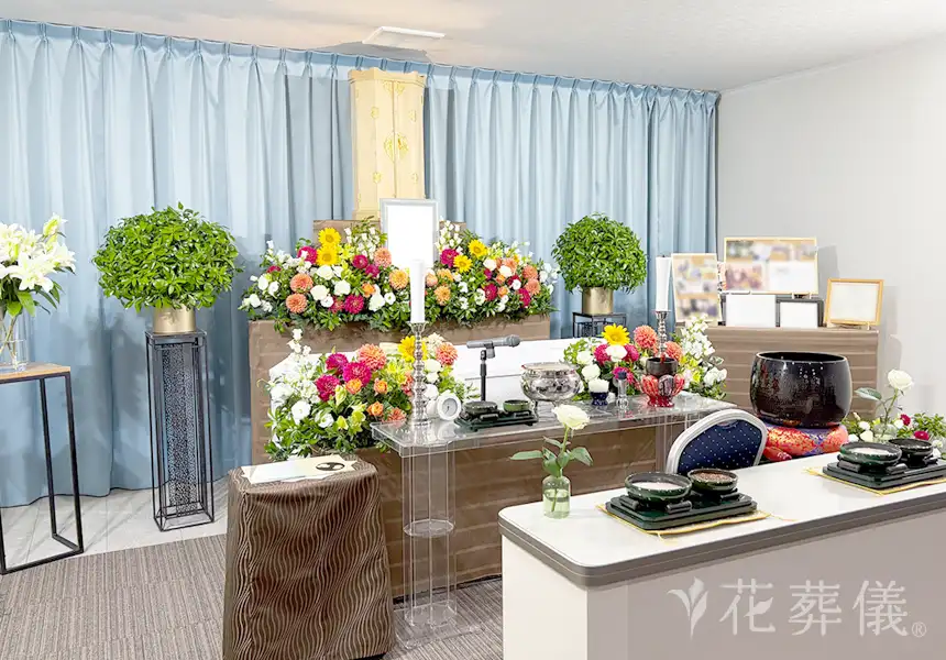 花祭壇のデザイン　ご趣味だった庭いじりをお樒の緑で表現し、畑で育てていたトマトなどを赤い花で表現した世界でたったひとつの花祭壇
