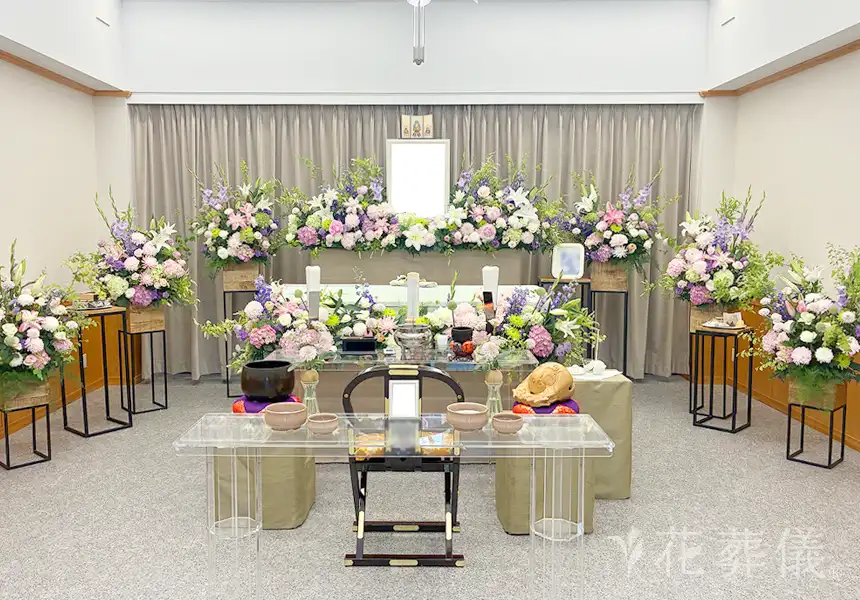 花祭壇の写真　アジサイや芍薬で温かくお花に包み込まれるような空間をイメージして