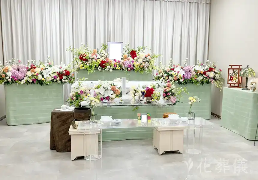 花葬儀の花祭壇　お花が大好きで、いつもおしゃれで素敵な着こなしをされていたお母様をイメージし、大好きな黄色と季節のお花で華やかにお飾りした世界でたったひとつの花祭壇